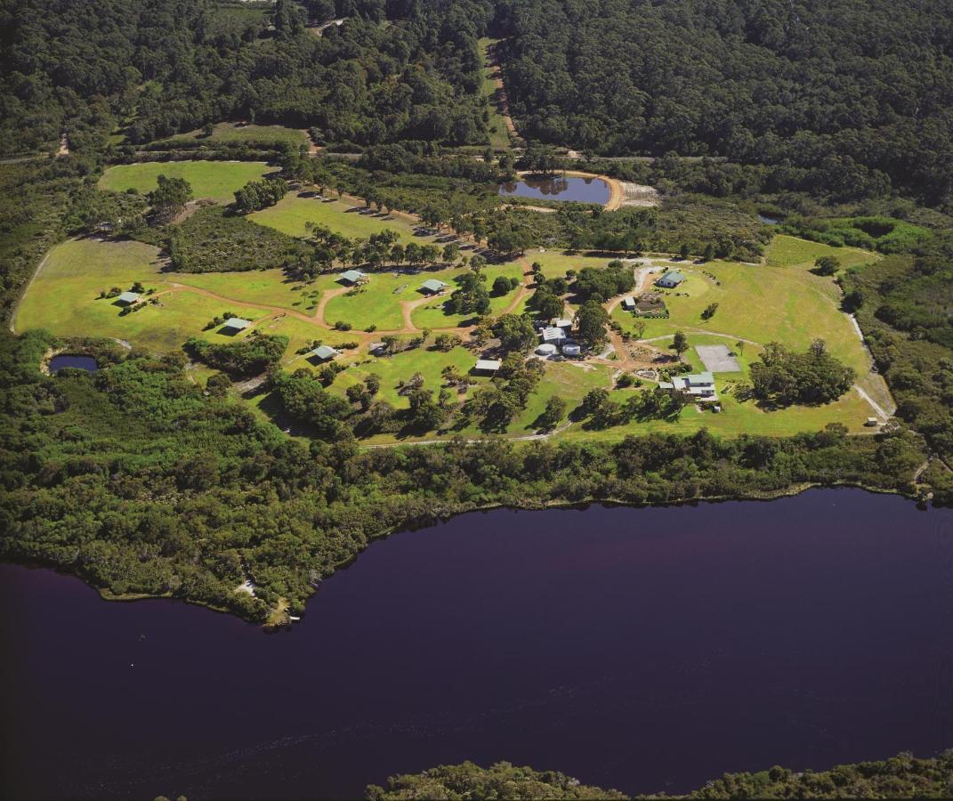 فيلا Riverside Retreat Chalets, والبول المظهر الخارجي الصورة